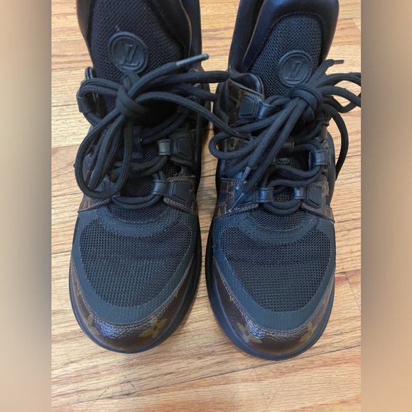 Louis Vuitton - Picture 2 of 8